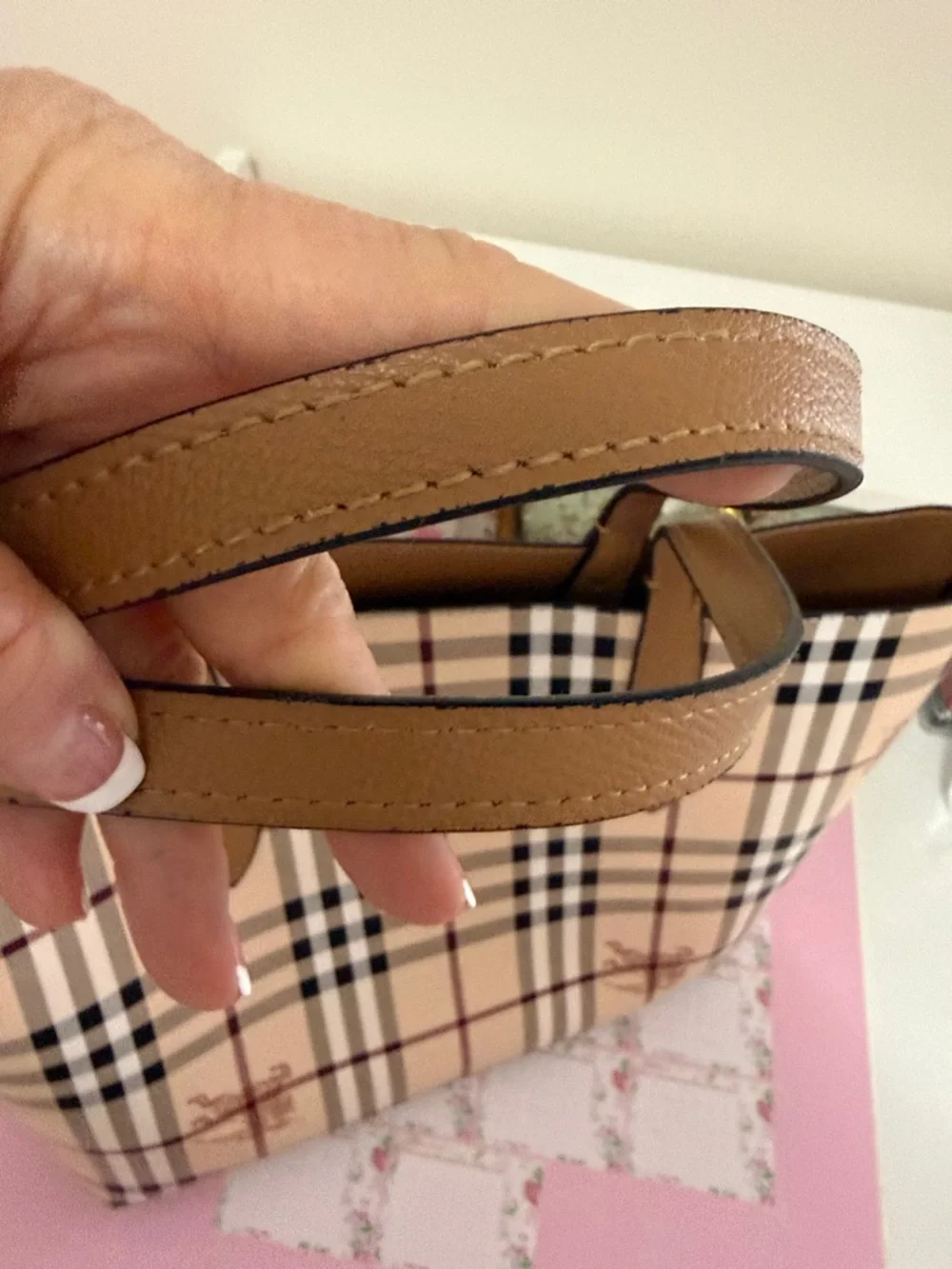 Classic Plaid Tote Bag in Beige - Picture 6 of 10